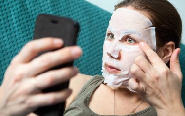 Дерматолог розповів про небезпеку світла смартфонів для шкіри