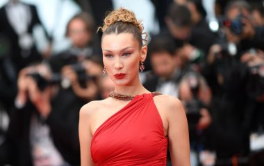 Белла Хадид и Сара Сампайо примерили одинаковые наряды