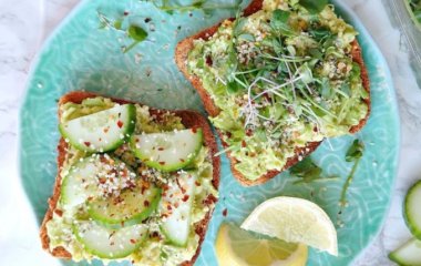 Тост с авокадо и огурцом