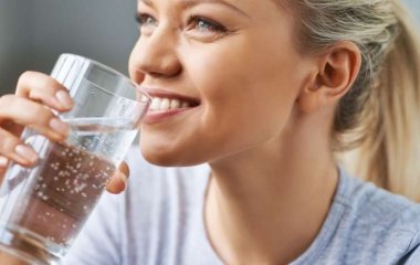 Медики рассказали, как правильно пить воду для здоровья и похудения