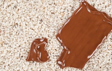 Как вывести пятна шоколада?