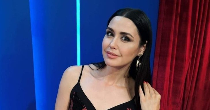 Людмила Барбір без макіяжу похизувалась стрункою фігурою у купальнику з пікантними вирізами