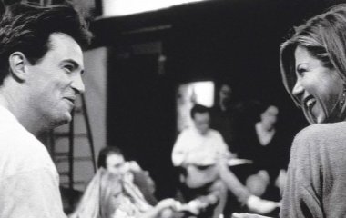 Дженнифер Энистон показала переписку с умершим Мэттью Перри и впервые прокомментировала его смерть