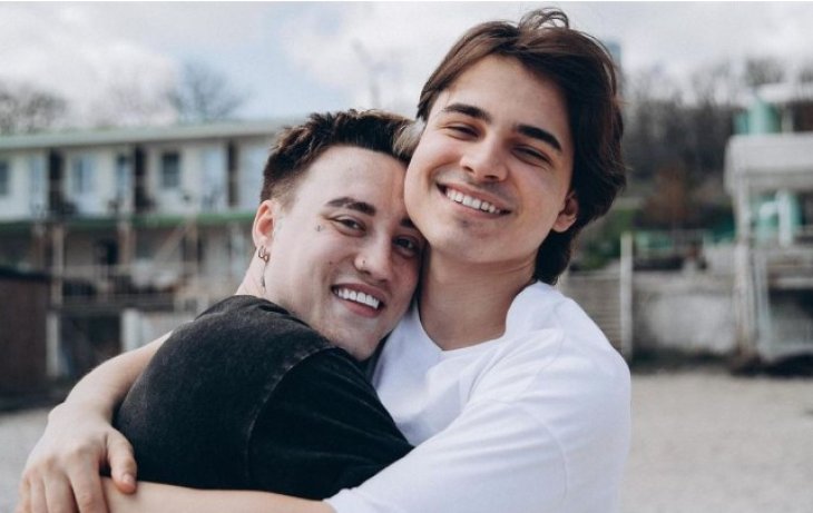 Блогер Олег Машуковский сделал предложение бойфренду на вершине Говерлы: видео