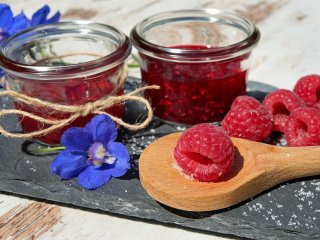 Устранит боль в горле и улучшит пищеварение: польза разных видов варенья