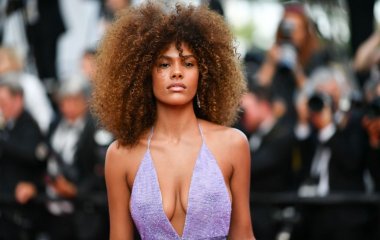 Тина Кунаки посетила показ Jacquemus на пшеничном поле