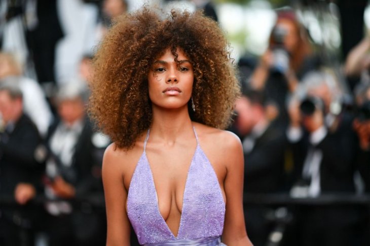 Тина Кунаки посетила показ Jacquemus на пшеничном поле