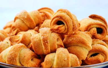 Как приготовить творожные рогалики со сливовым джемом