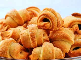 Как приготовить творожные рогалики со сливовым джемом