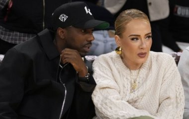 Адель после новостей о свадьбе впервые показалась с любимым и засветила обручальное кольцо