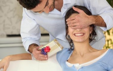 Как получать подарки от мужчин, не прося и не манипулируя