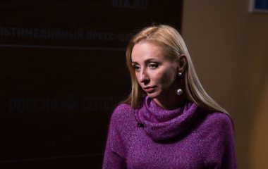Татьяна Навка позировала в зеленом мини