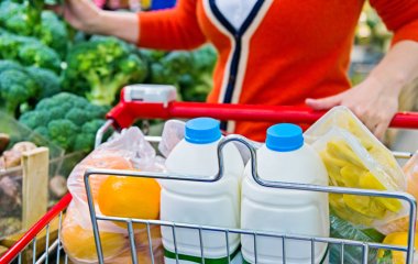Дієтологи розповіли у чому небезпека знежирених продуктів