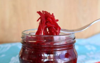 Замаринуйте хотя бы 2 баночки, чтобы удивить гостей: рецепт свеклы со смородиной на зиму