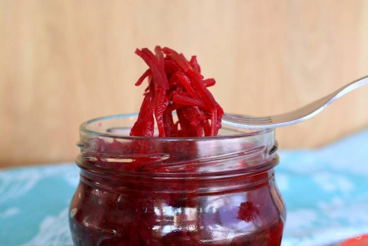 Замаринуйте хотя бы 2 баночки, чтобы удивить гостей: рецепт свеклы со смородиной на зиму