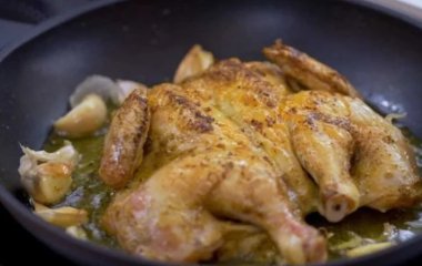 Рецепт нежного цыпленка чкмерули с белым вином и кинзой