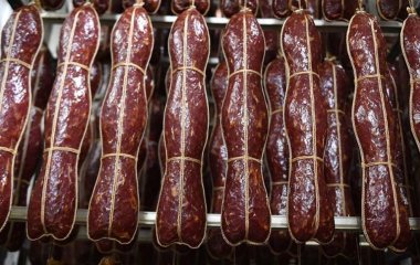 Лікарі розповіли про правильне споживання ковбаси