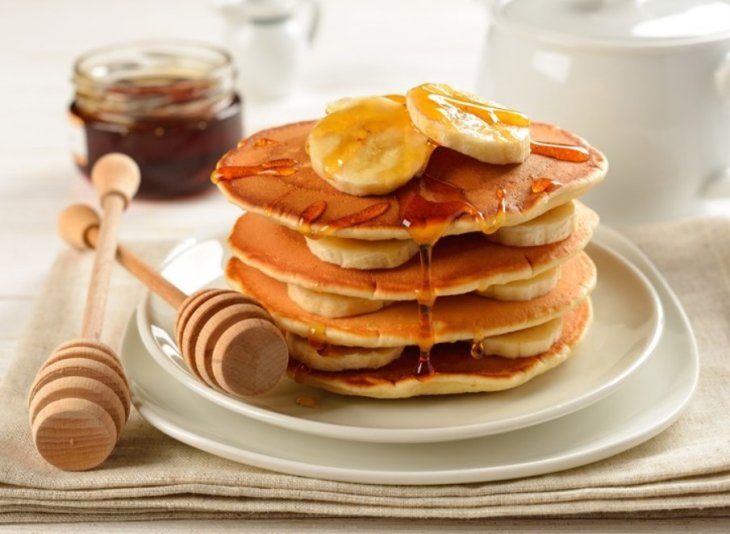 Полезный завтрак за 10 минут: готовим банановые оладушки