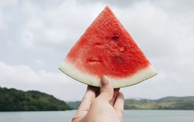 5 фруктів та ягід, які допоможуть пережити спеку
