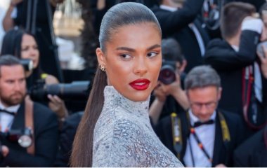 Тину Кунаки впервые заметили на свидании после развода с Касселем