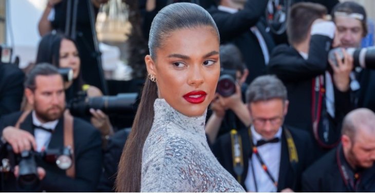 Тину Кунаки впервые заметили на свидании после развода с Касселем