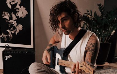 Вова Дантес показал фото со старшим на 15 лет братом в их День рождения