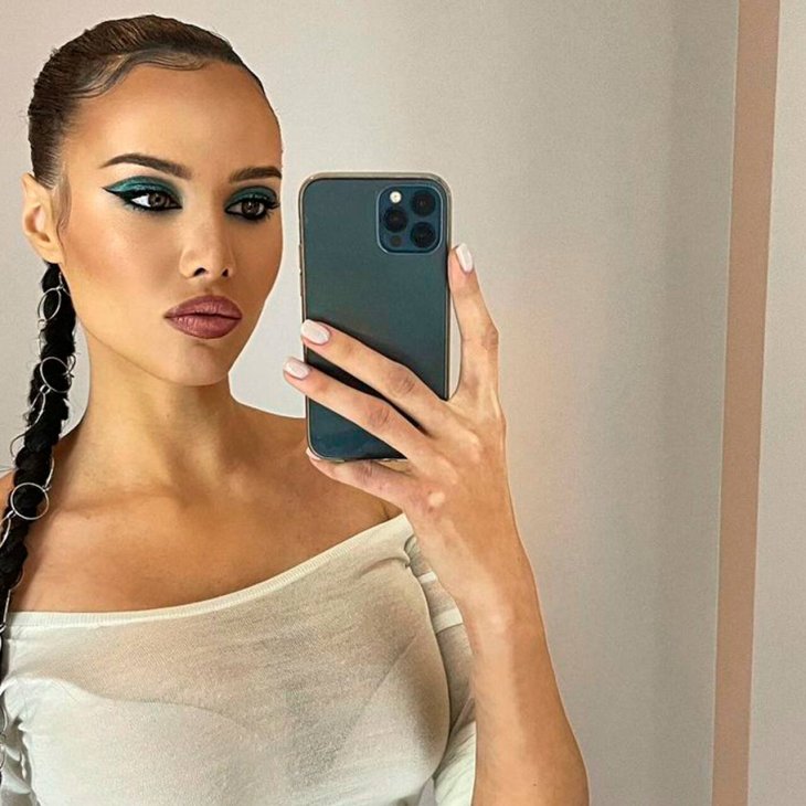 Официально: Анастасия Решетова засветила беременный живот