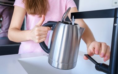 Як прибрати накип у чайнику: ефективні засоби для всіх видів посуду