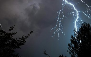 Якщо гроза застала в дорозі: поради водіям