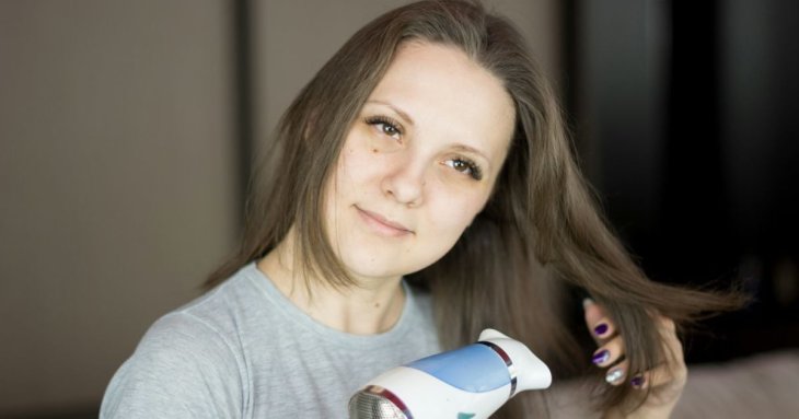 Більшість робить саме так: ця часта помилка в сушінні волосся зіпсує вкладання зачіски