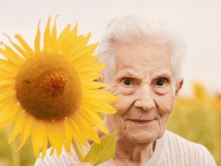 108-річна жінка досі водить авто і живе сама: п’ять простих секретів довголіття, які допомогли їй прожити понад століття