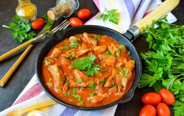 М'ясо в томатному маринаді в духовці