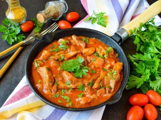 Мясо в томатном маринаде в духовке