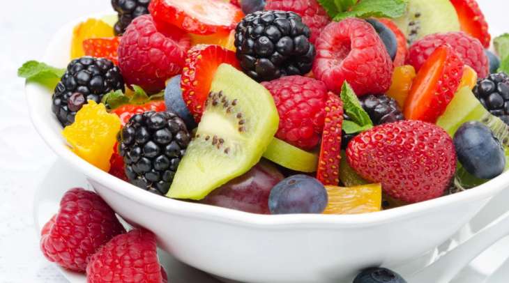 Прошу к столу: рецепты лучших фруктовых салатов для лета