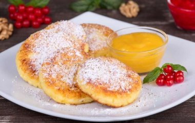 Даже мука не нужна: рецепт воздушных сырников с ревенем