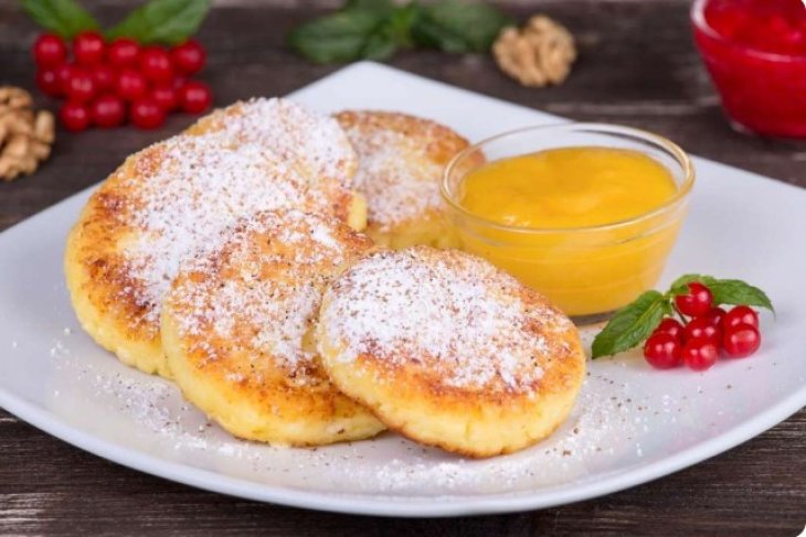 Даже мука не нужна: рецепт воздушных сырников с ревенем