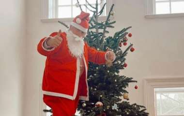 Борис Джонсон в костюме Санта-Клауса нарядил рождественскую елку