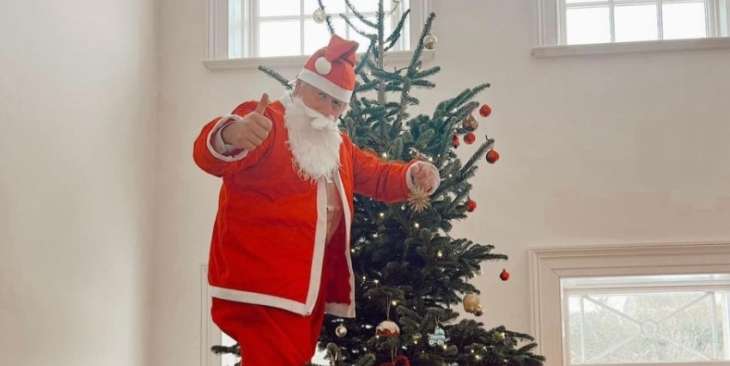 Борис Джонсон в костюме Санта-Клауса нарядил рождественскую елку