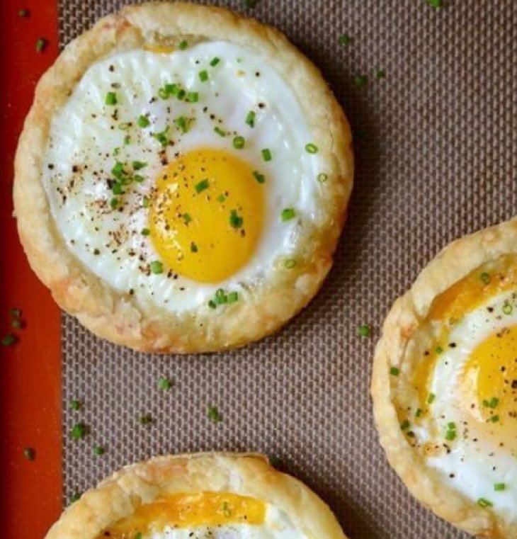 Яичница в слоеном тесте