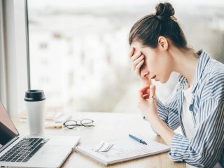 Чому болить голова, коли міняється погода: відповідь медиків