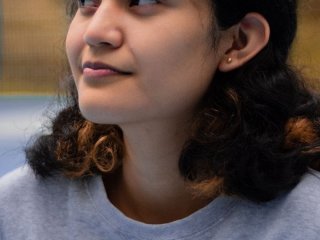99% людей не знають, для чого цей маленький трикутник на кофтах — і це змінить ваше уявлення про одяг