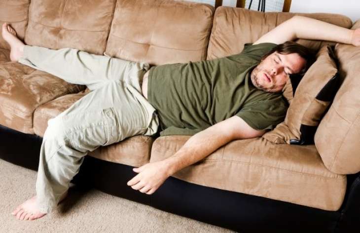 Как сделать, чтобы мужчина встал с дивана: рассказал психолог
