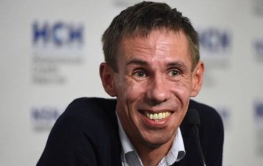 Голые Алексей Панин и его новая жена с бутылкой алкоголя отправились на пляж