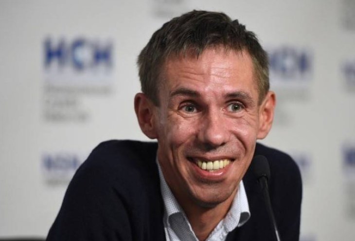 Голые Алексей Панин и его новая жена с бутылкой алкоголя отправились на пляж