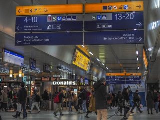 Цей популярний одяг краще не вдягати до аеропорту: порада мандрівника