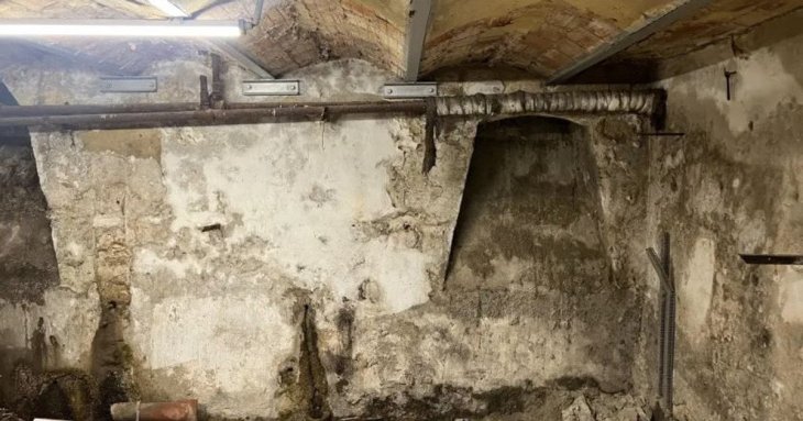 Чоловік виявив під своїм будинком 