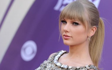 Тейлор Свифт продемонстрировала шикарную фигуру в мини 