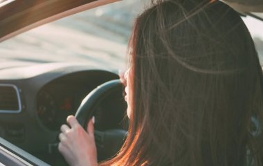 Жінка за кермом осоромилася, невдало припарковавшись