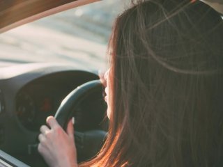 Жінка за кермом осоромилася, невдало припарковавшись