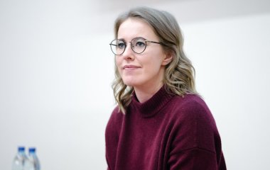 Ксения Собчак вышла в свет в стильном образе